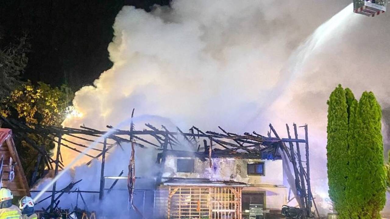Das Haus brannte lichterloh. 