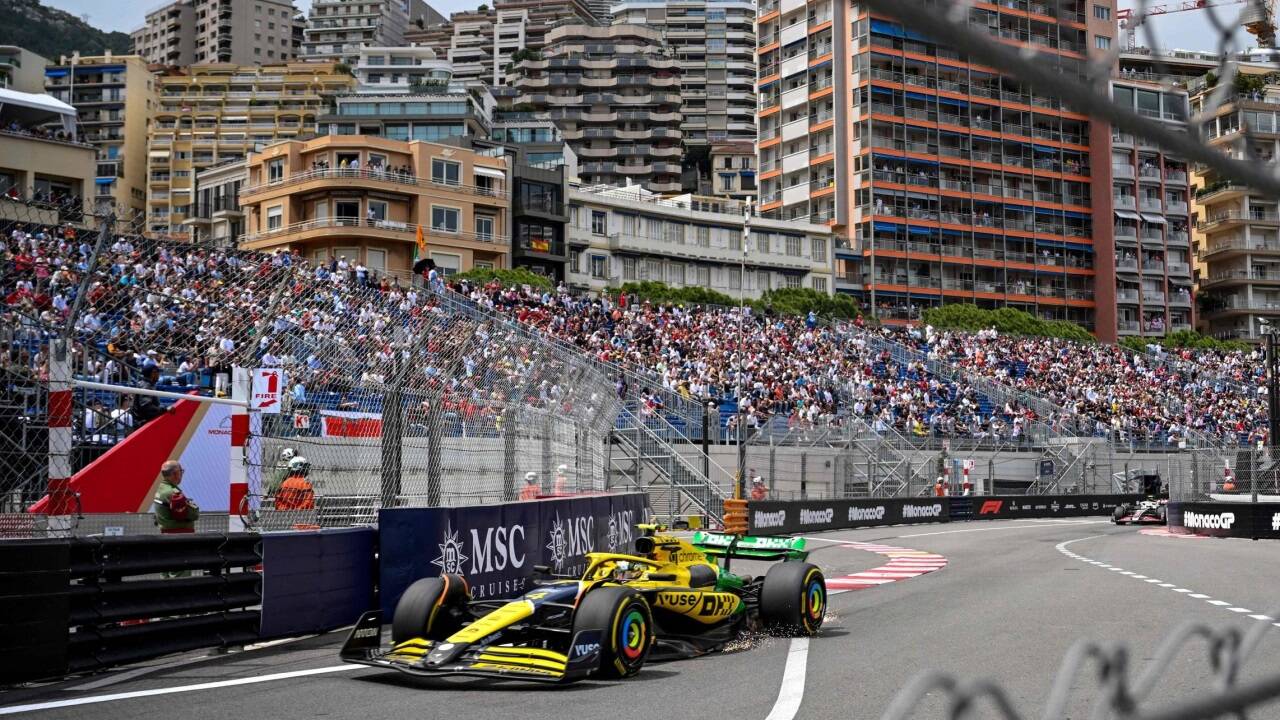 McLaren steht in Monaco zu Ehren von Ayrton Senna mit einem Spezialdesign am Start.  McLaren steht in Monaco zu Ehren von Ayrton Senna mit einem Spezialdesign am Start.