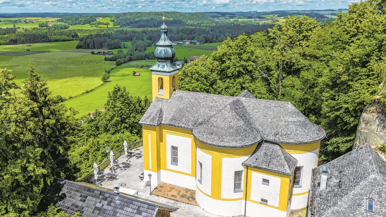 Die hochbarocke Wallfahrtskirche auf dem Haunsberg liegt prächtig und ist prächtig ausgestattet. Das Gotteshaus ist auch für Hochzeiten und Taufen sehr beliebt.  