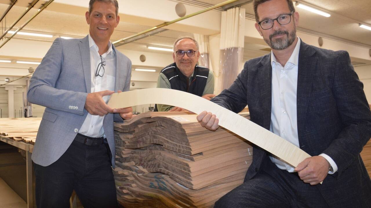 In der Furnierzentrale in Aupoint lagern rund sieben Millionen Quadratmeter an Holzfurnieren, 0,56 bis 2,5 Millimeter dünn. Im Bild von links: Thorsten Klingbeil (Standortleiter Bergheim), Klaus Mittmasser (Leiter Furnierzentrale), David Brenner (Österreich-Geschäftsführer). 