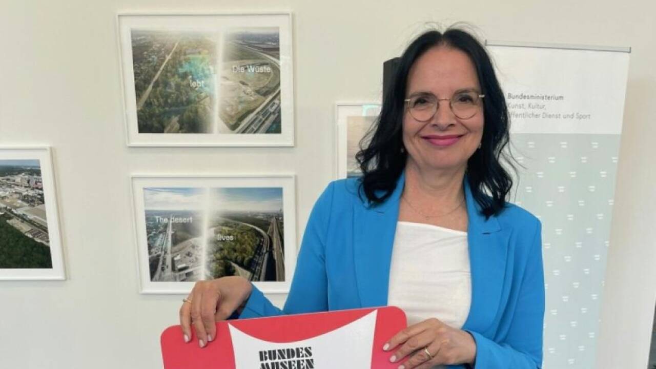 Übergröße: Staatssekretärin mit ihrer Bundesmuseen Card 