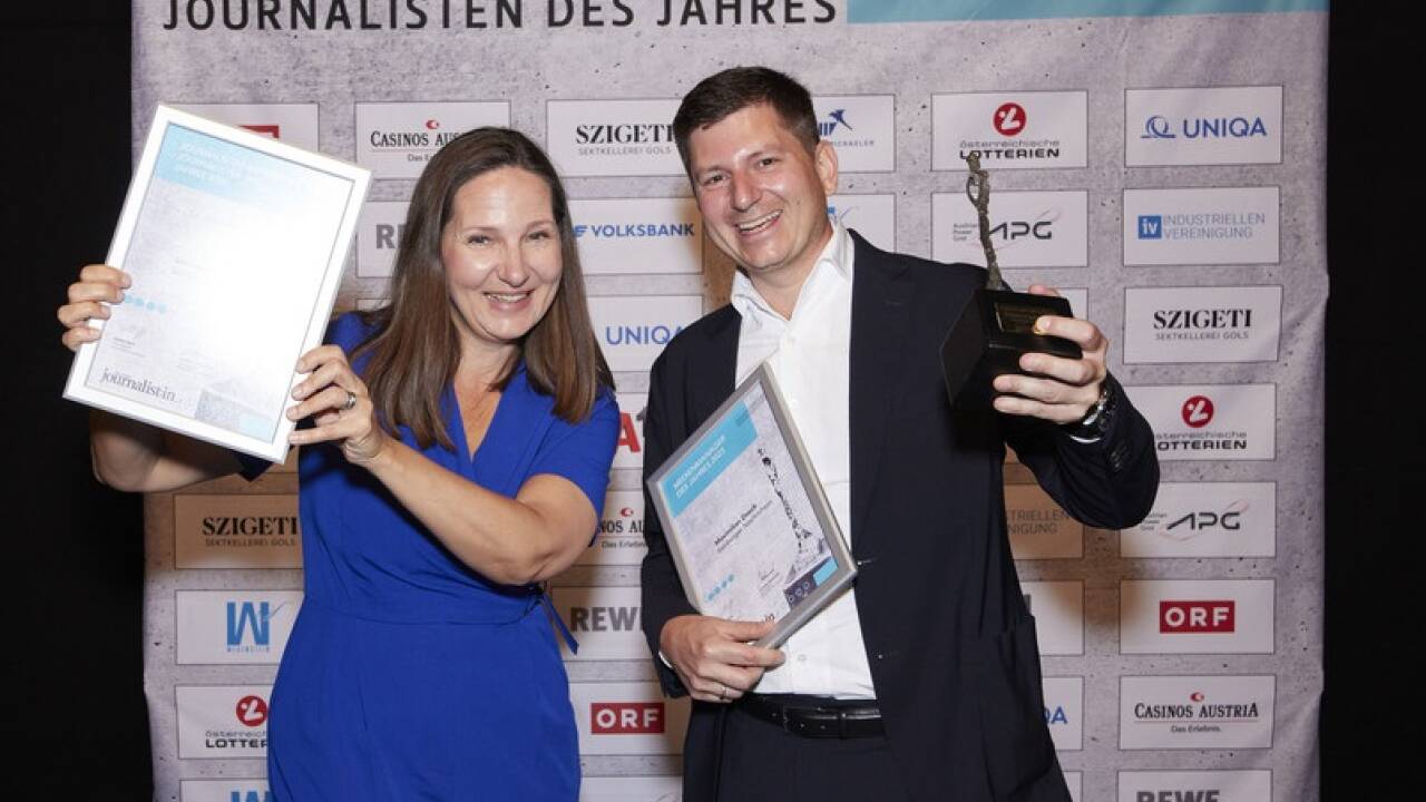SN-Lokalredakteurin („Local Hero für Salzburg 2023“) Stefanie Schenker und SN-Geschäftsführer Maximilian Dasch („Medienmanager des Jahres 2023“) bei der Gala des Magazins „Österreichs Journalist:in“ am Montag im ORF-Zentrum in Wien.  