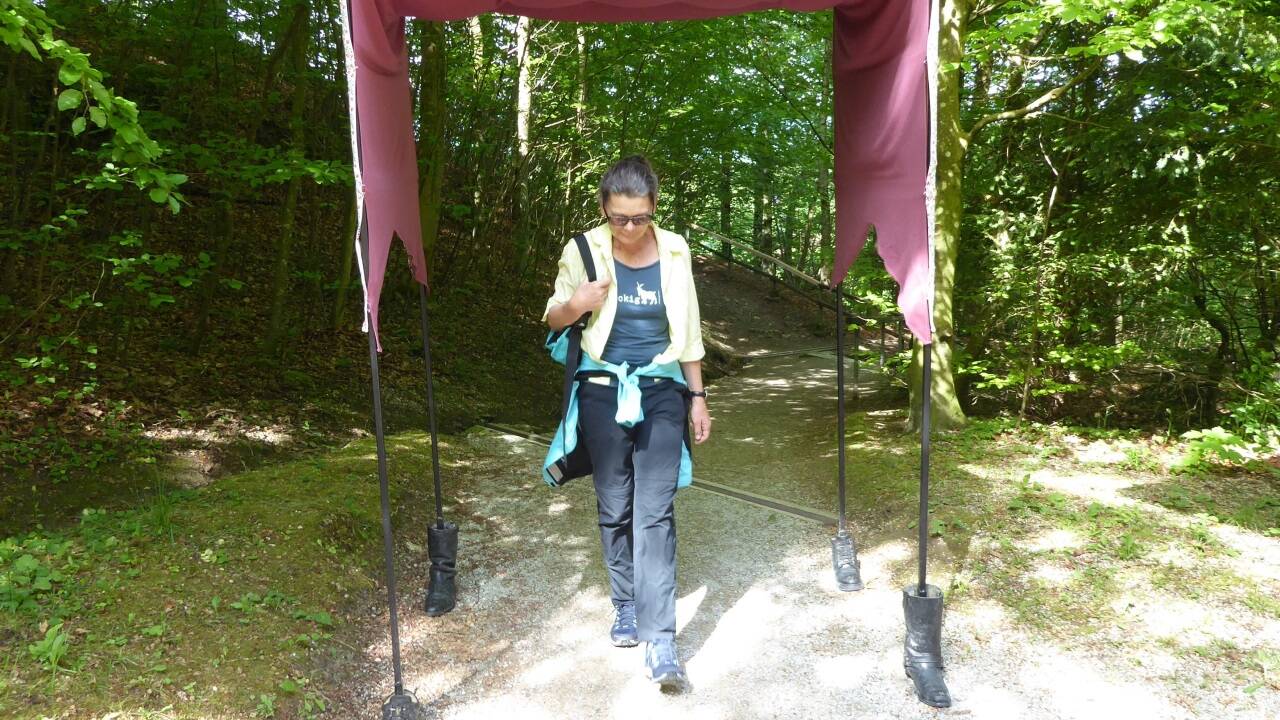 „Durchschreite“ heißt die Station von Linda Kudla vor dem Monatsschlössl. 