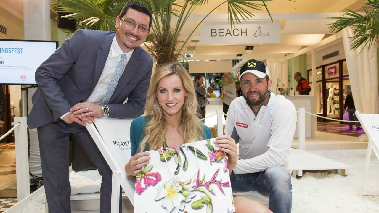Frühlingfest im Designer Outlet: Einkaufen am Sandstrand