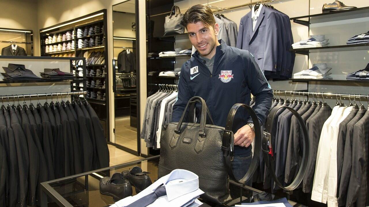 Frühlingfest im Designer Outlet: Einkaufen am Sandstrand