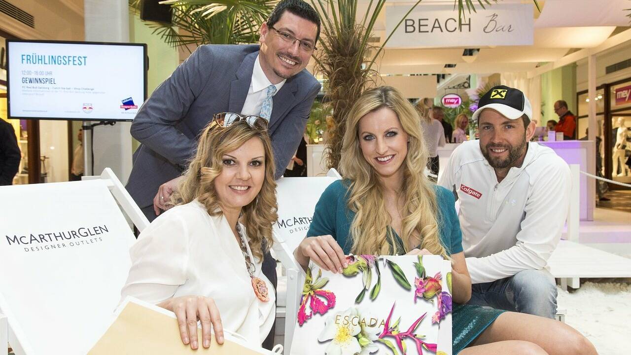 Frühlingfest im Designer Outlet: Einkaufen am Sandstrand