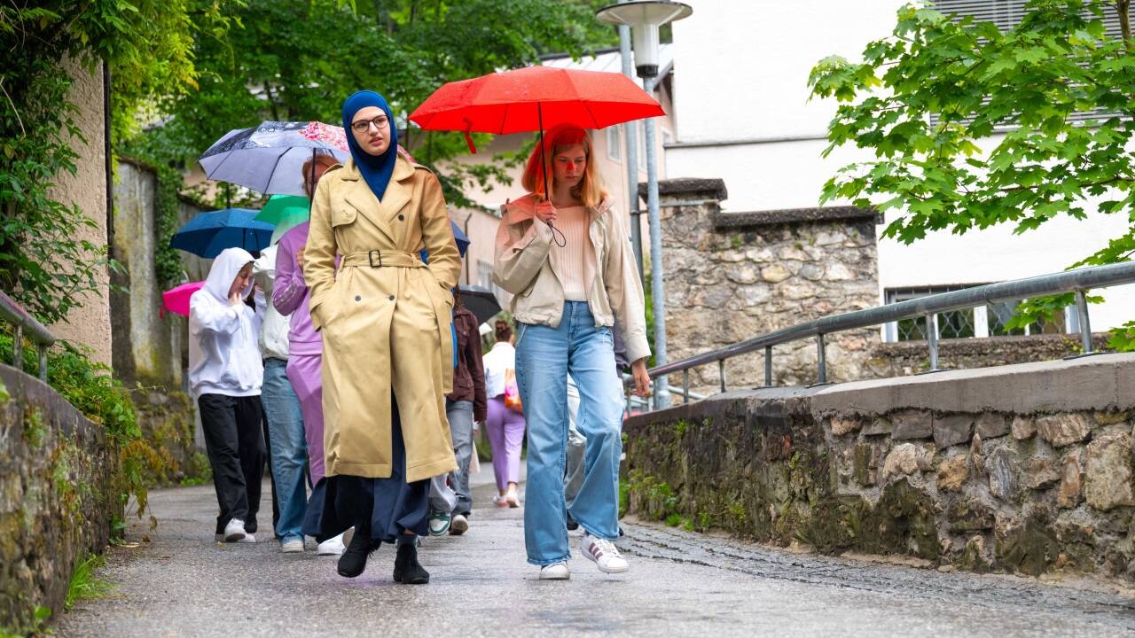 Eine Station des Hörspaziergangs ist die Modeschule Hallein (hinten). 