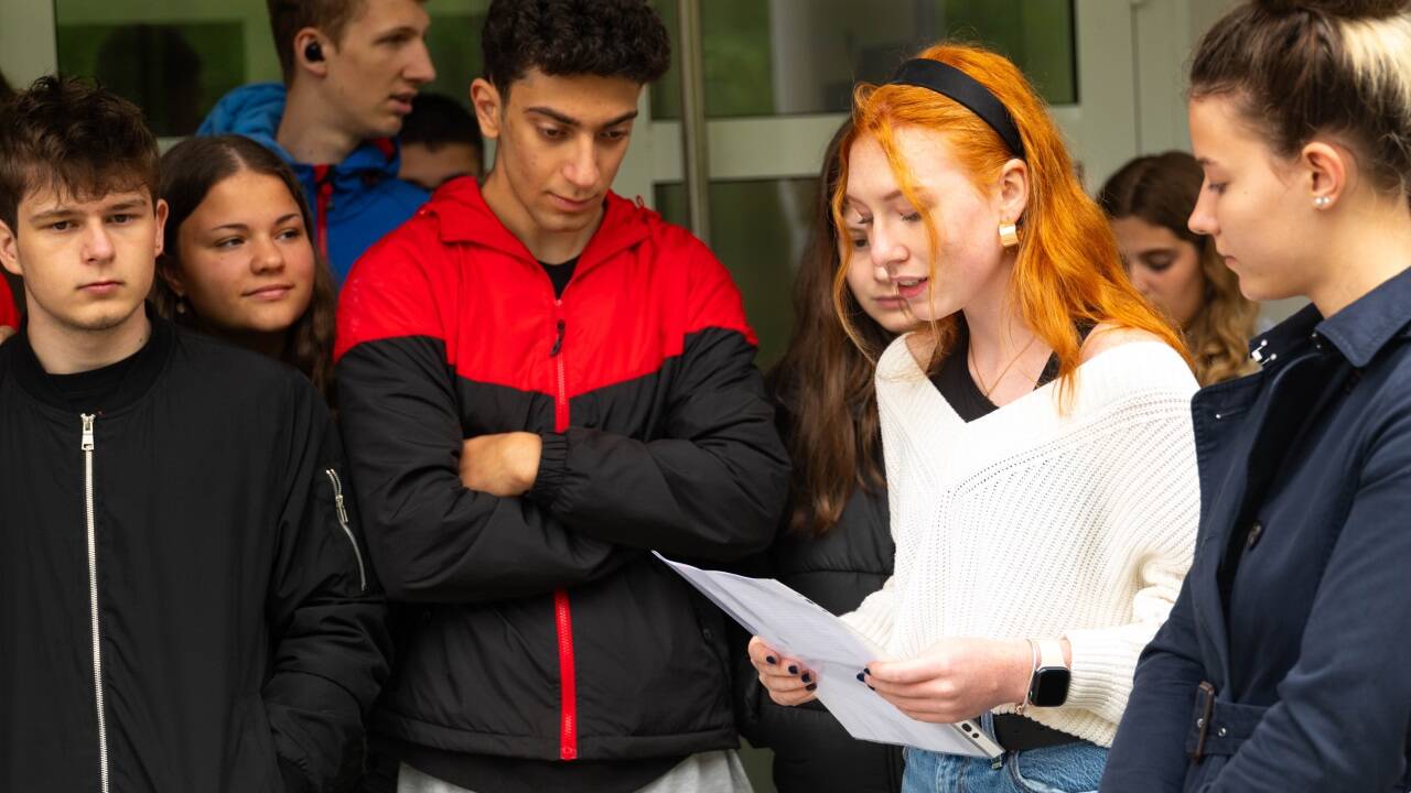 Unter den Schülerstimmen des Hörspaziergangs ist auch jene von Magdalena Haipl (Mitte) zu hören, der Urenkelin von Agnes Primocic. 