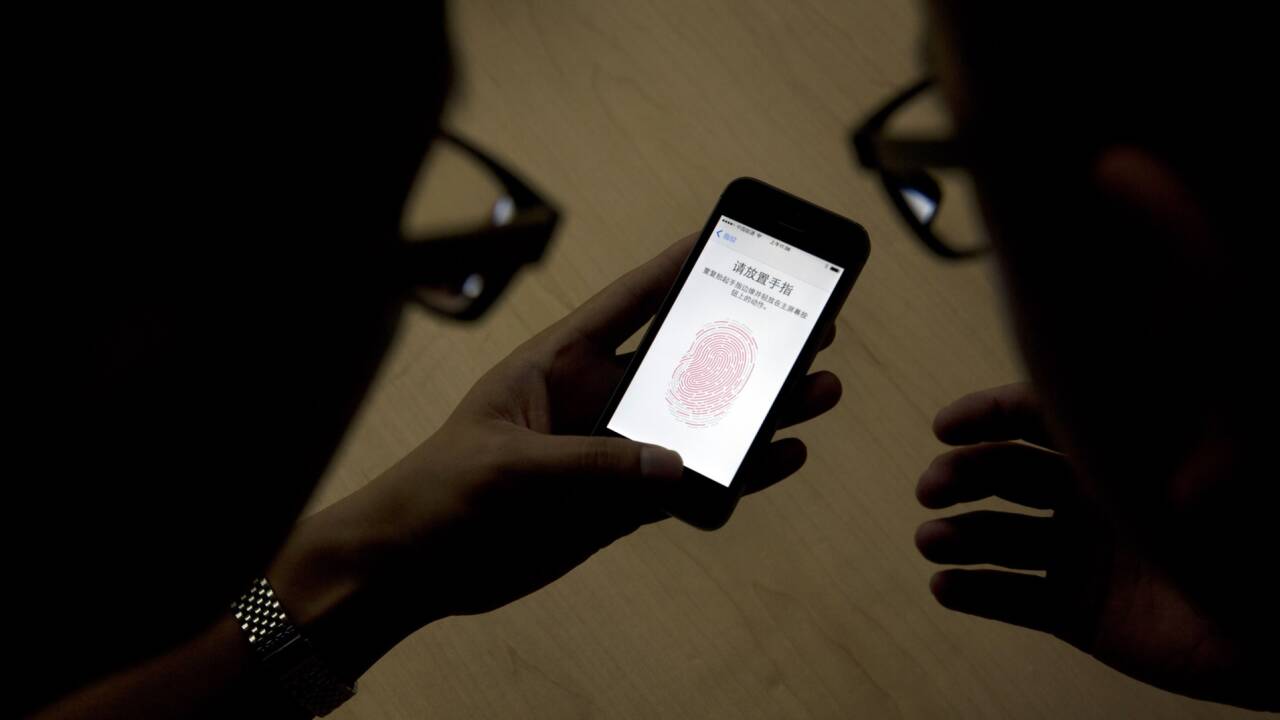 Eine Sicherheitssperre per Fingerabdruck schützt das Smartphone (Symbolbild). 