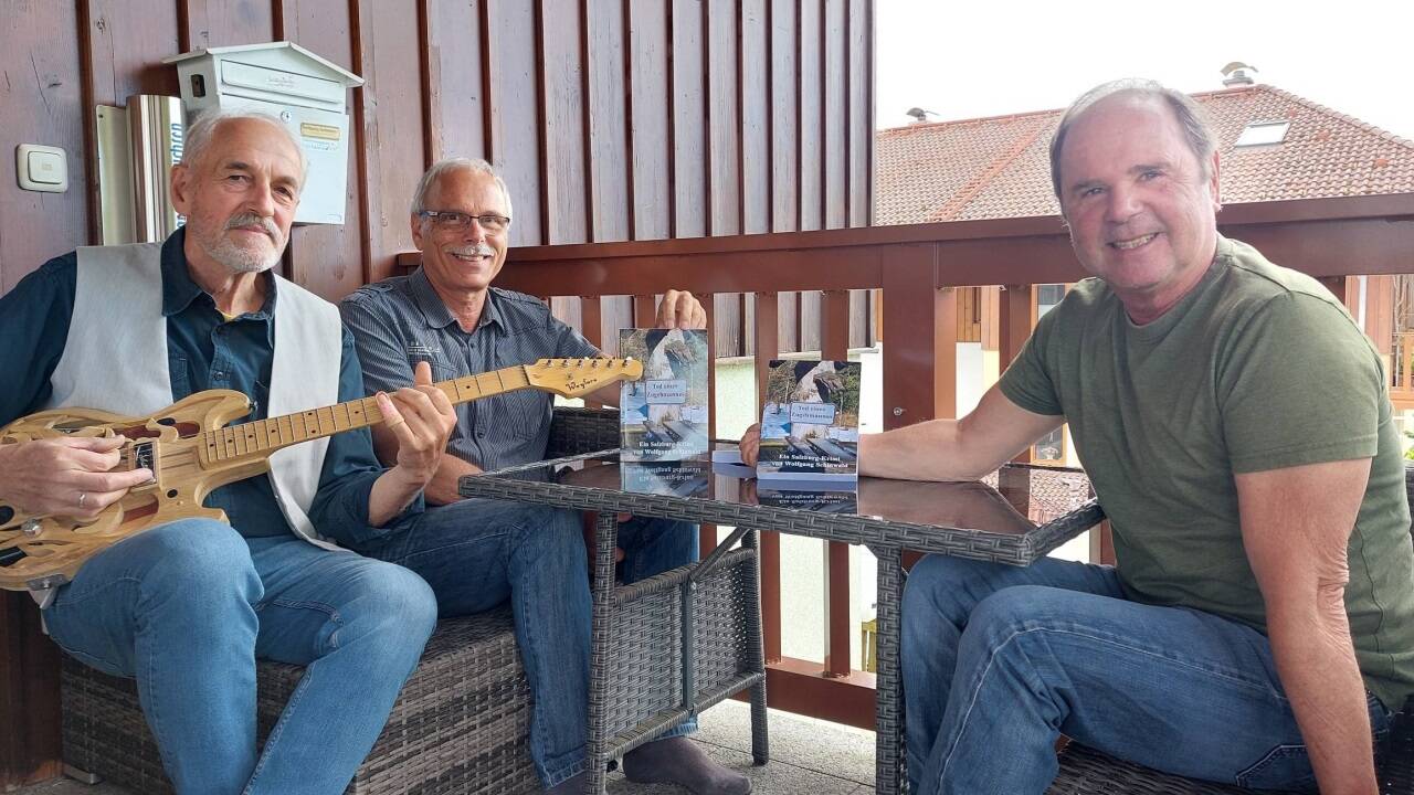 Die ehemaligen Alpha-Musiker Günther Böhm und Fritz Ehrschwendtner mit Autor Wolfgang Schinwald (rechts). 