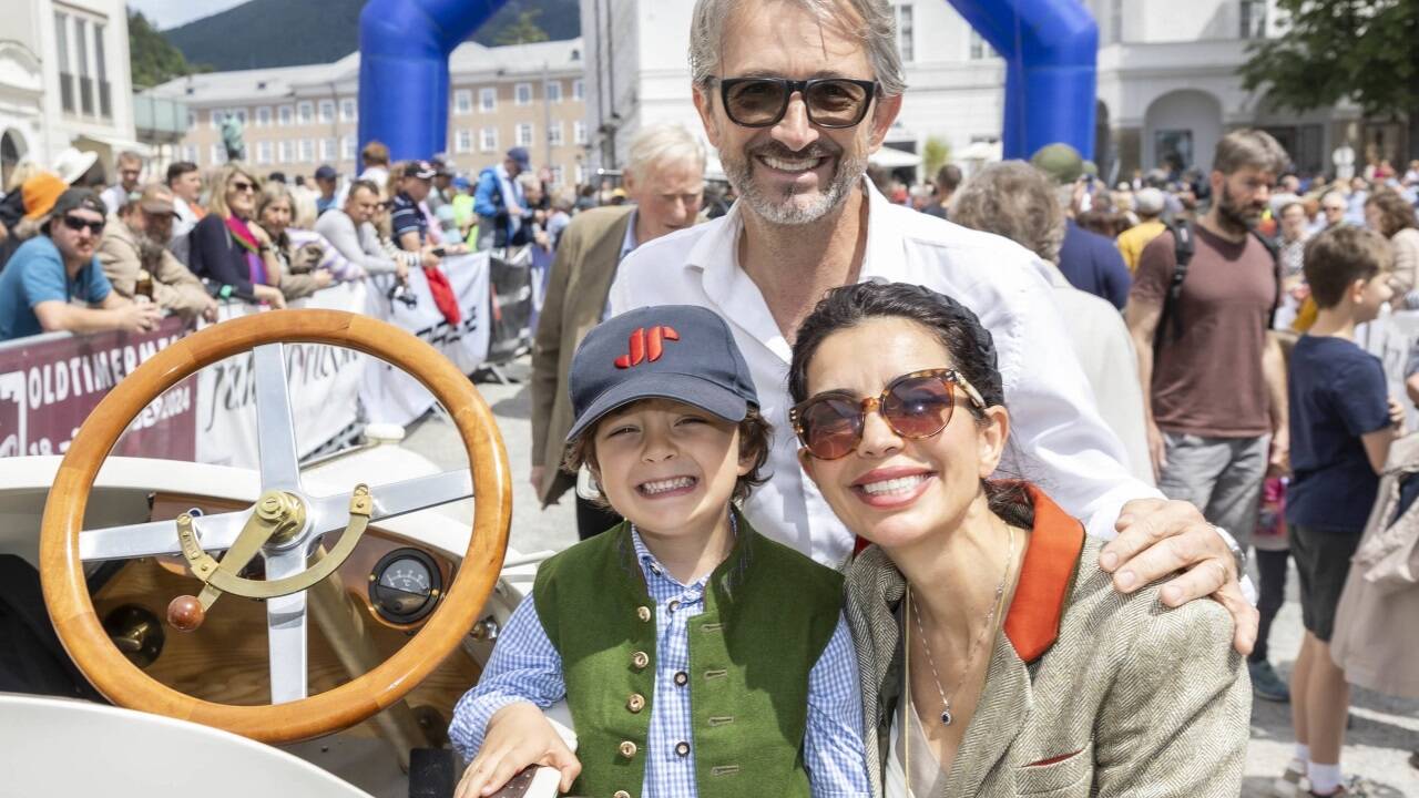 Am Residenzplatz wurden am Nachmittag die Fahrzeuge präsentiert. Im Bild: Luis Reindl mit Semira Kaya-Reindl und Peter Reindl.  