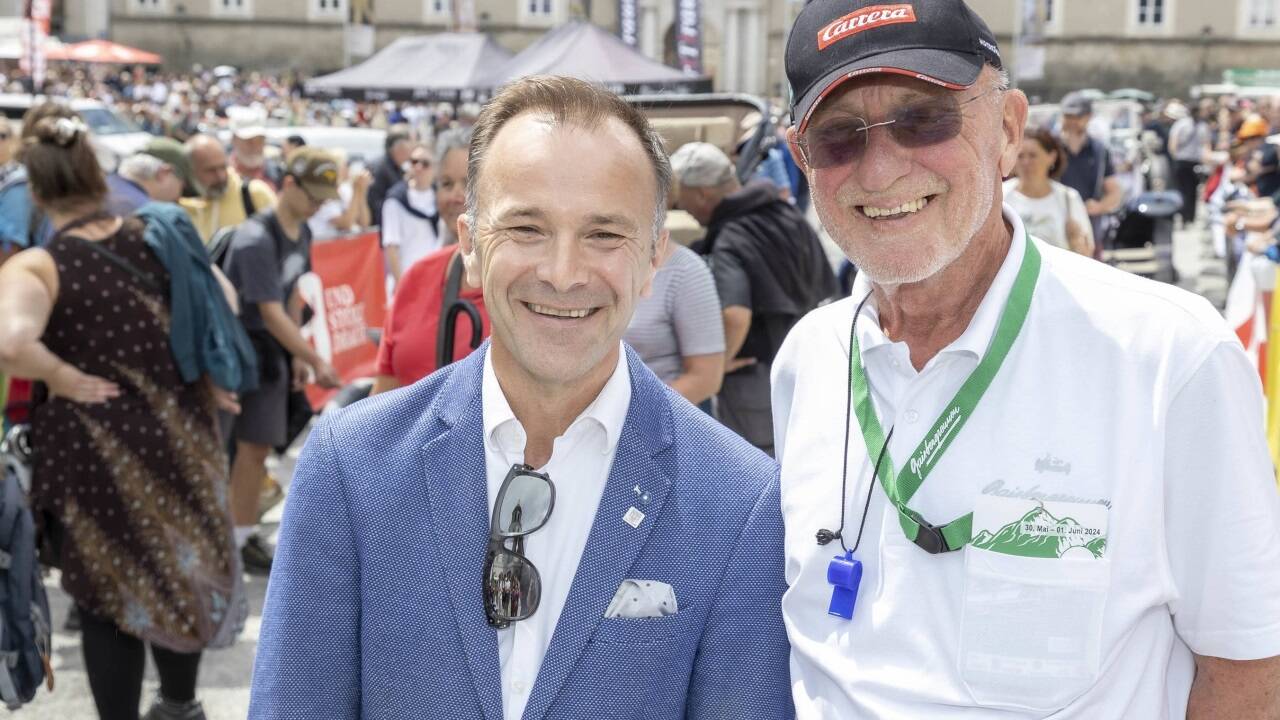 Am Residenzplatz wurden am Nachmittag die Fahrzeuge präsentiert. Im Bild: Bürgermeister Bernhard Auinger und Gert Pierer.  
