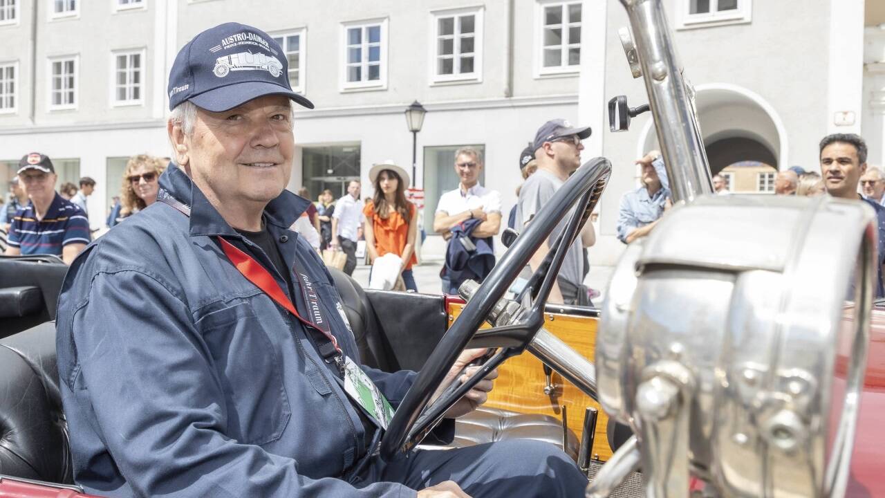 Am Residenzplatz wurden am Nachmittag die Fahrzeuge präsentiert. Im Bild: Hermann Schröck in einem Austro Daimler von 1908. 