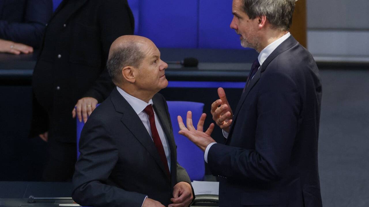 Der deutsche Bundeskanzler Olaf Scholz (links) im Gespräch mit Regierungssprecher Steffen Hebestreit. Der deutsche Bundeskanzler Olaf Scholz (links) im Gespräch mit Regierungssprecher Steffen Hebestreit.