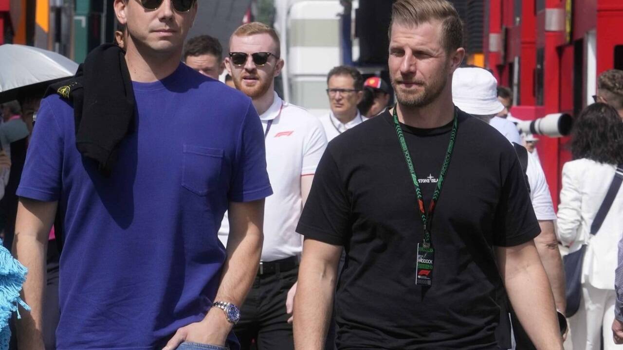 Mark Mateschitz beim Formel-1-Grand-Prix in Imola. An seiner Seite Peter Grubinger, der nun zu seinen engsten Vertrauten in seinem Beteiligungsimperium gehört. Grubinger kommt von Red Bull und war dort für das Tankstellengeschäft mit der Dose zuständig. 