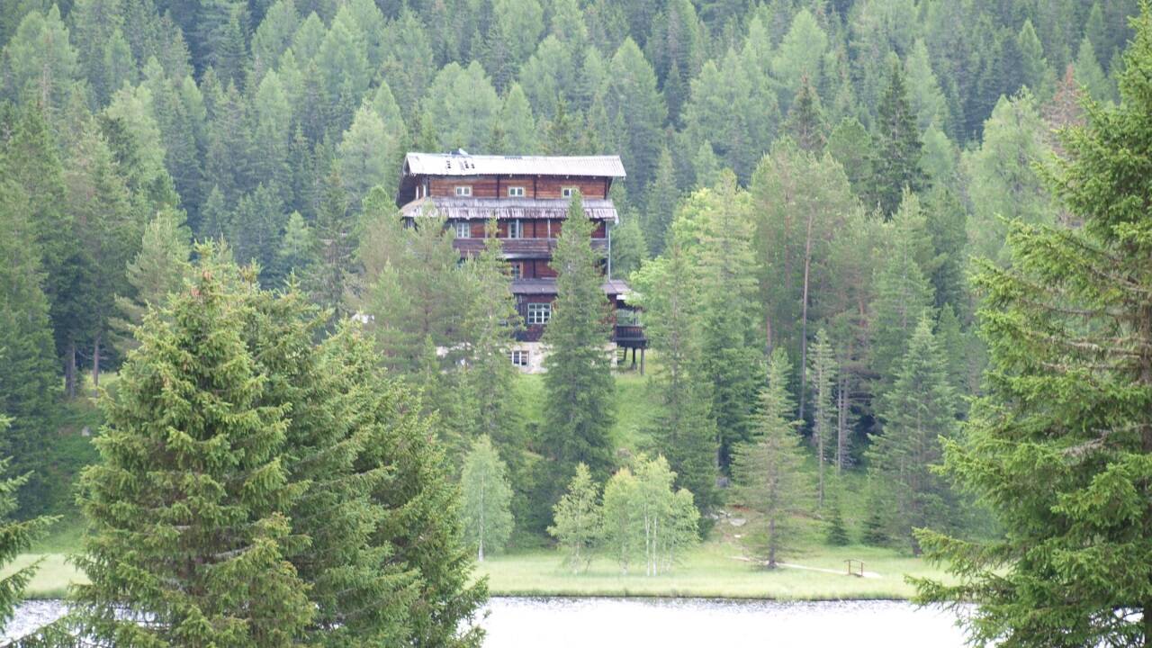 Funkstille: Am Prebersee hofft man weiter vergeblich auf eine Sanierung des alten Funke-Hotels, das Dietrich Mateschitz 2018 erworben hat. 