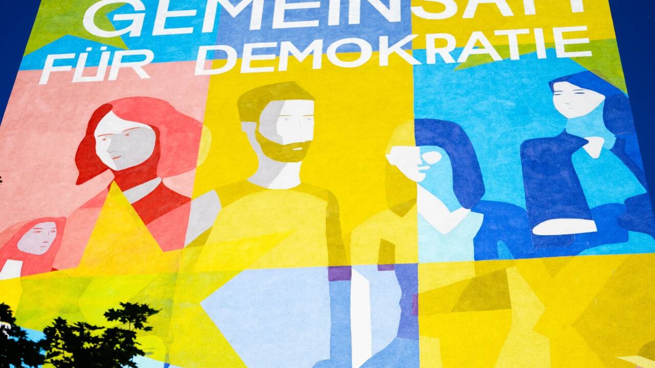 Die Demokratie muss in etlichen Weltgegenden Rückschläge hinnehmen. Auch in Europa ist diese beste aller Staatsformen nicht ungefährdet. Die Demokratie muss in etlichen Weltgegenden Rückschläge hinnehmen. Auch in Europa ist diese beste aller Staatsformen nicht ungefährdet.