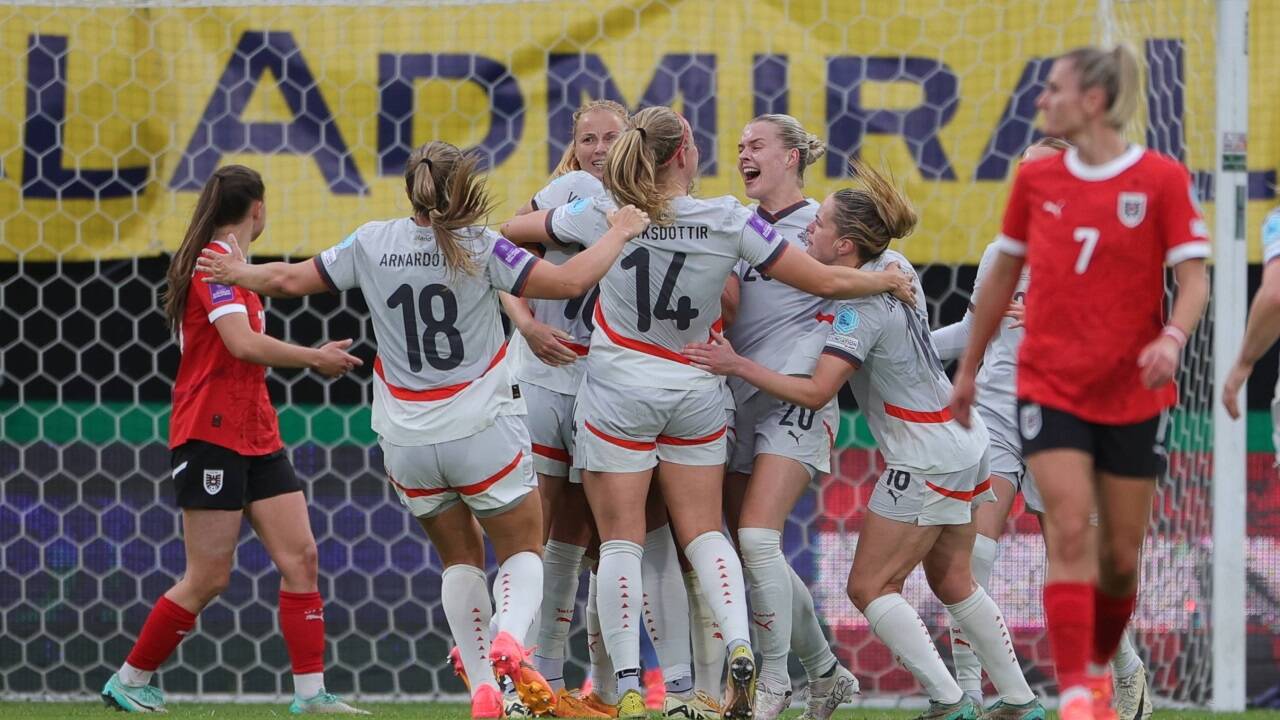 Islands Spielerinnen jubelten nach dem Ausgleich.  