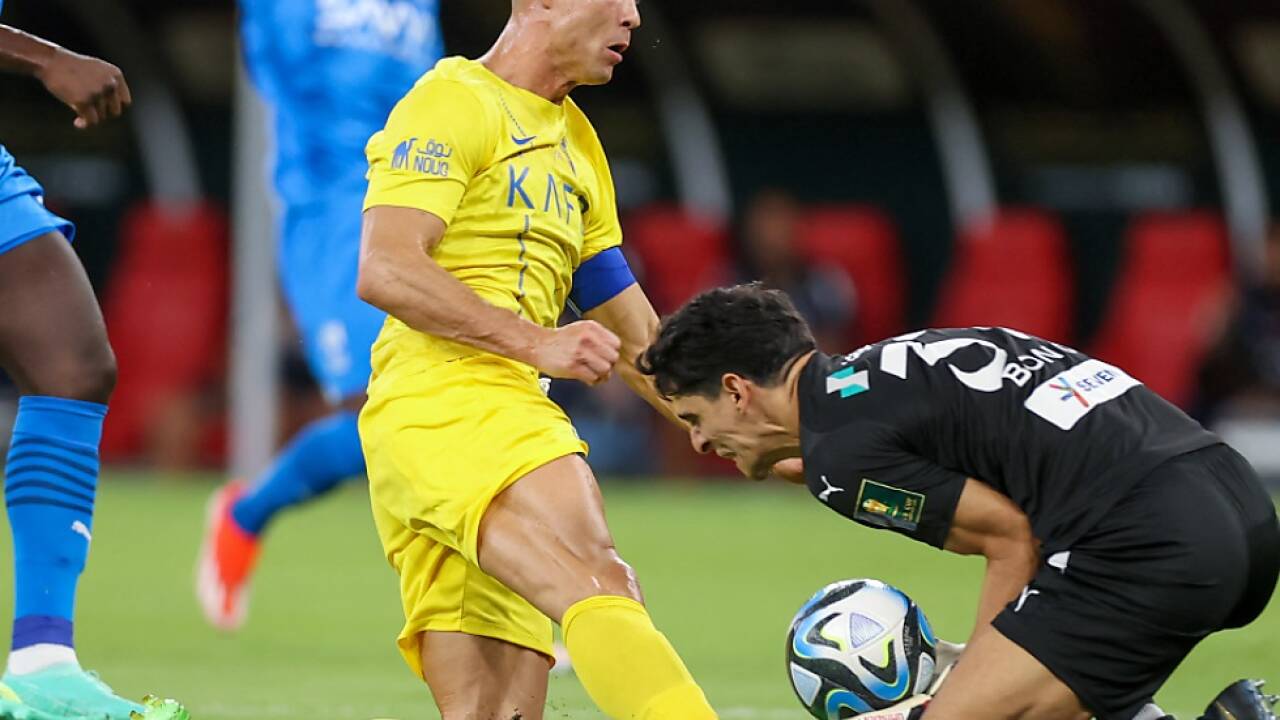 Ronaldo (l.) blieb am Marokkaner Yassine Bounou hängen 