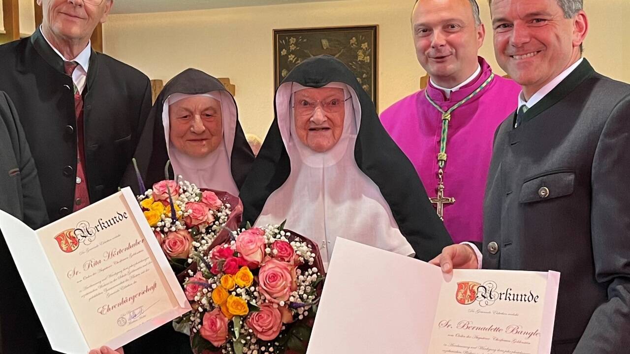 Bürgermeister Matthias Herbst (re.) mit Vorgänger Franz Tiefenbacher (li.), Sr. Rita und Sr. Bernadette sowie Probst Markus Grasl. 