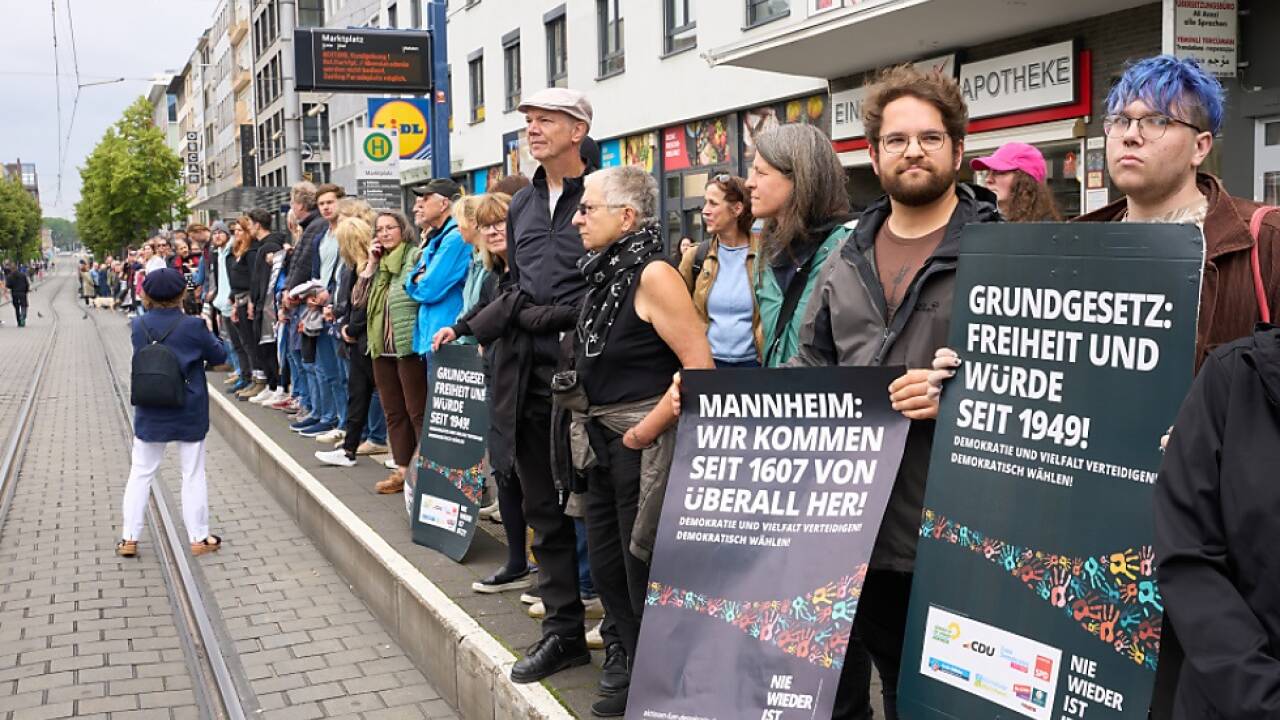 Menschenkette in der Mannheimer Innenstadt 