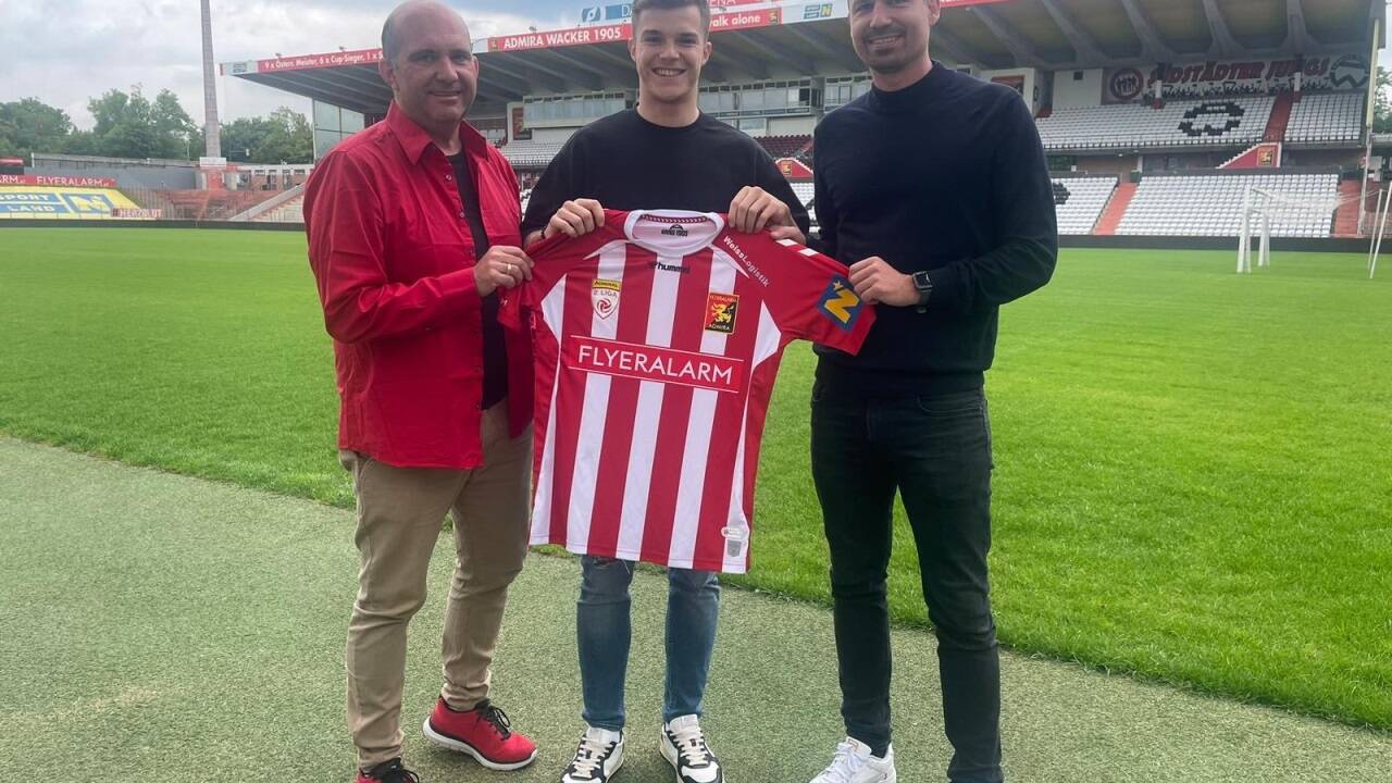 Berater Philipp Mirtl (r.) fädelte den Transfer von Lukas Brückler (Mitte) zur Admira ein.  
