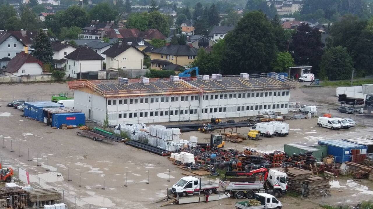 Auf dem einstigen Gelände der Autobahnmeisterei entstehen Wohncontainer für Flüchtlinge. 