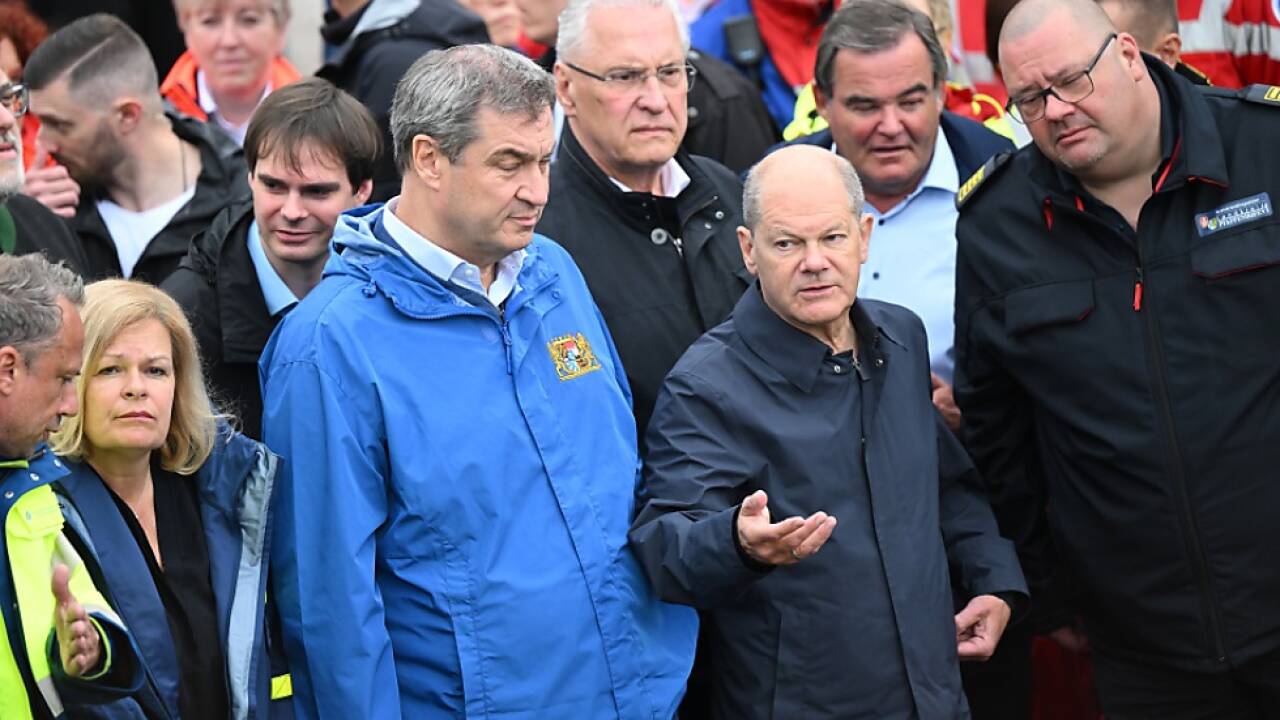 Scholz (2. v. r.) kündigte striktes Vorgehen gegen Extremisten an 