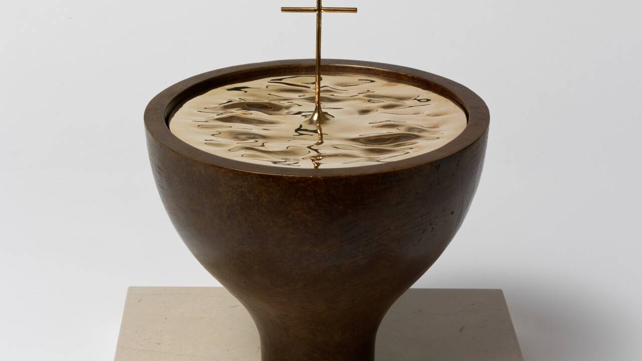 Der französische Künstler Guillaume Bardet wurde in einem Wettbewerb ausgewählt, um die liturgischen Objekte zu gestalten. Das schlichte Taufbecken ist aus Bronze.  
