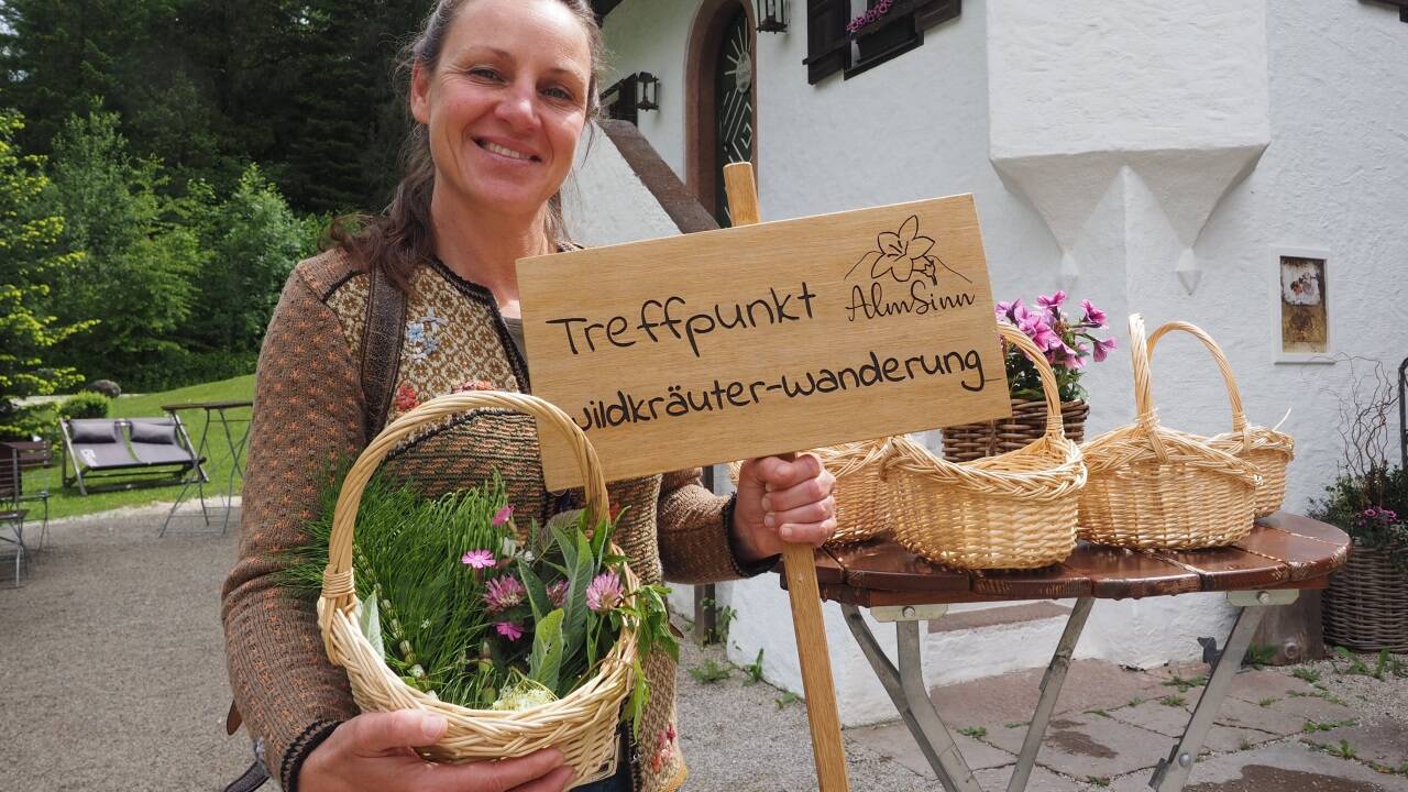 Martina Egger beim Latschenwirt in Großgmain, hier produziert sie auch ihre Salze, Tees und den Sauerhonig. 