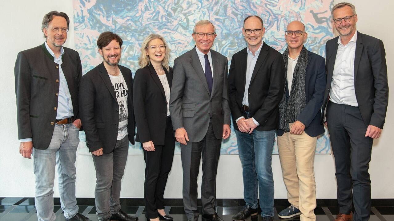 Dekan Arne Bathke, Franz-Benjamin Mocnik, Christine Bauer, Landeshauptmann Wilfried Haslauer, Frank Pallas, Vizerektor Stefan Lang und Rektor Martin Weichbold.  
