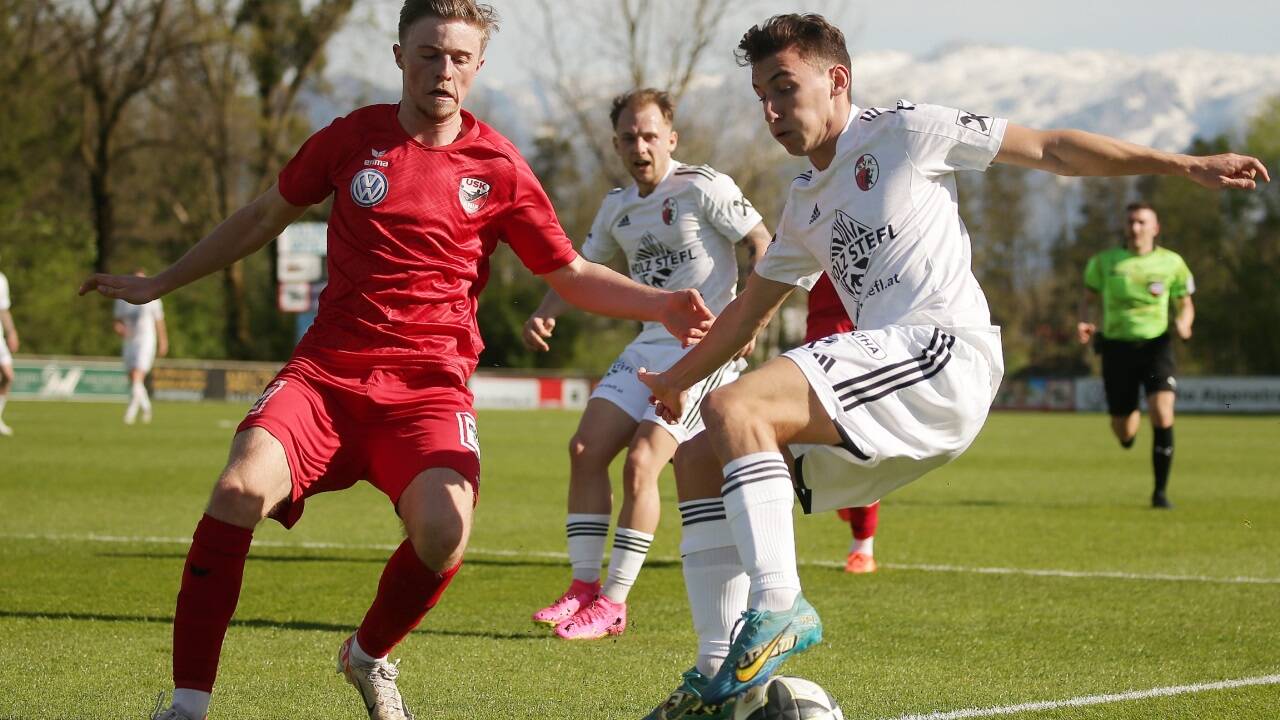 Die Anifer um Dominik Schmidinger (l.) feierten einen Heimsieg gegen Straßwalchen.  