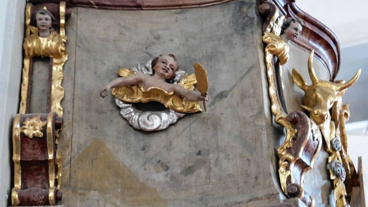 Kitschig schöner Kanzelschmuck.  