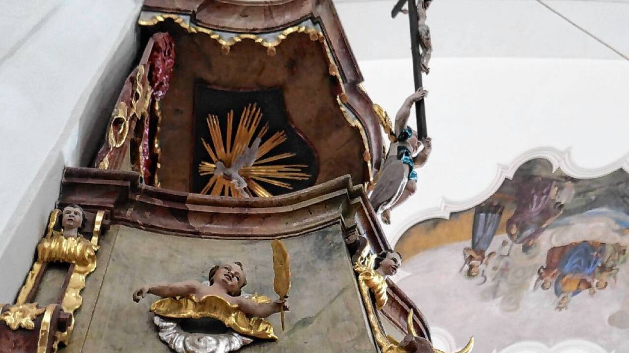 Blicke auf die Kanzel in der Pfarrkirche Großarl. 