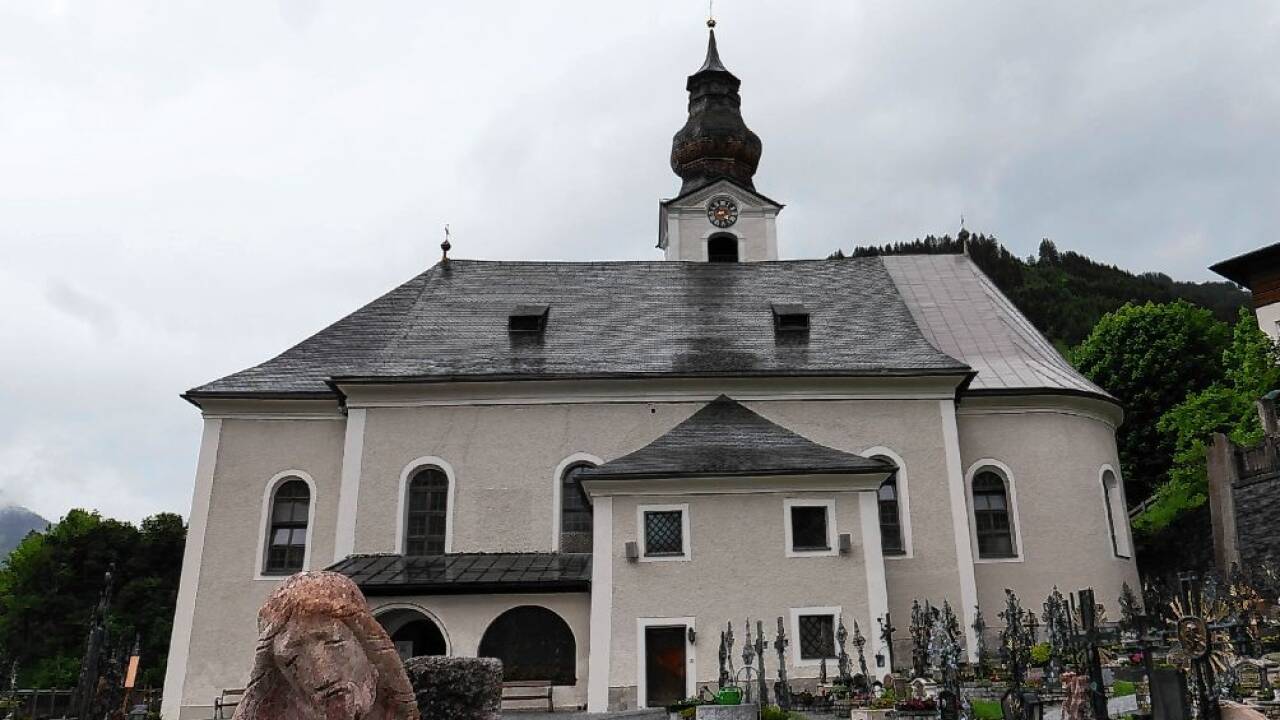 Die Pfarrkirche Großarl thront majestätisch über dem Ortszentrum.  