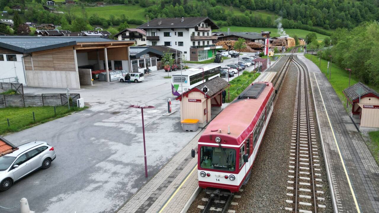 Der Bahnhof Niedernsill.  Der Bahnhof Niedernsill.