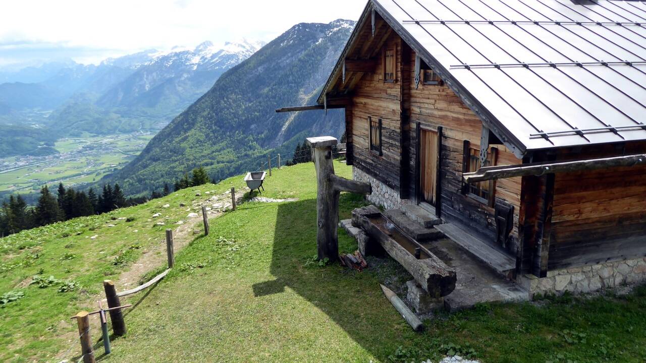 Die Dürrfeichtenalm mit Blick auf das Salzachtal. 