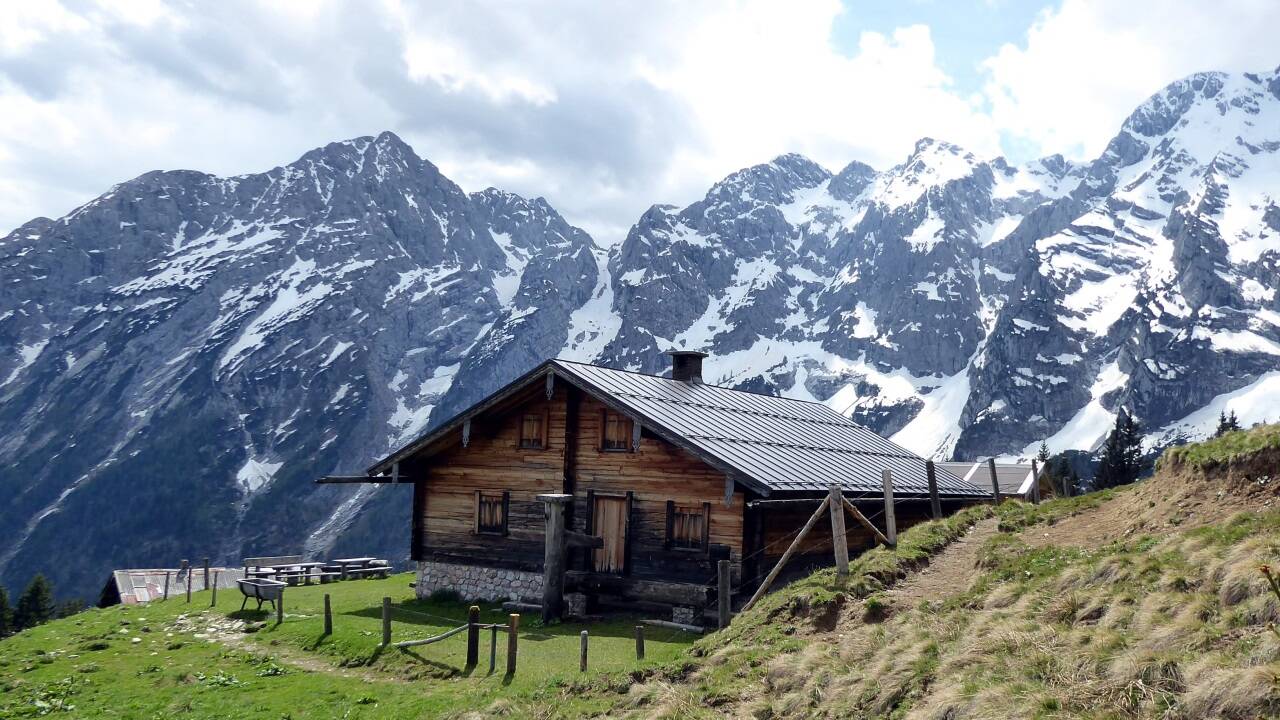 Die Dürrfeichtenalm vor dem mächtigen Göllmassiv.  