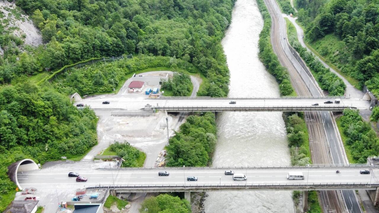 In diesem Bereich, bevor die Salzach sich verengt, soll eine Wehranlage errichtet und das Wasser durch den Berg umgeleitet werden. In diesem Bereich, bevor die Salzach sich verengt, soll eine Wehranlage errichtet und das Wasser durch den Berg umgeleitet werden.