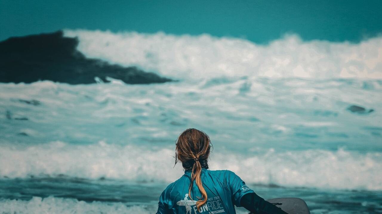 Angst hatte sie nie gehabt vor dem Wasser. Bis sie darauf surfen sollte. 