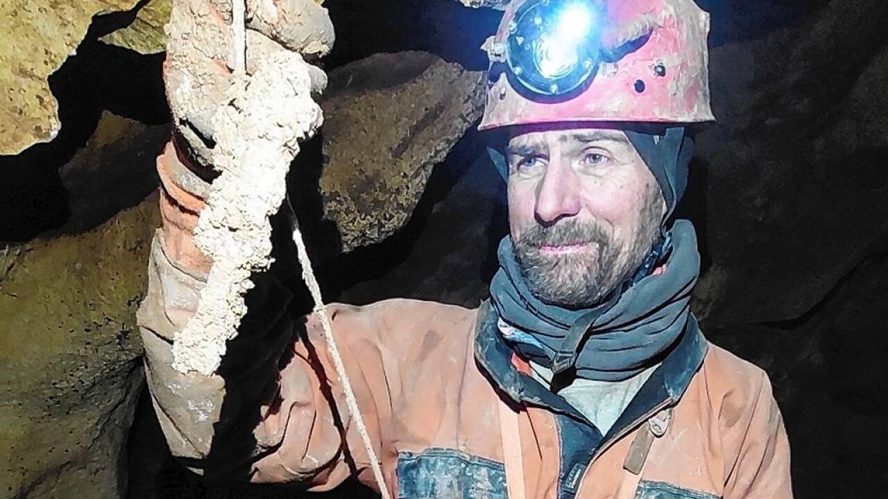 Höhlenforscher Georg Zagler im Februar 2024 in der Kolowratshöhle im Untersberg. 