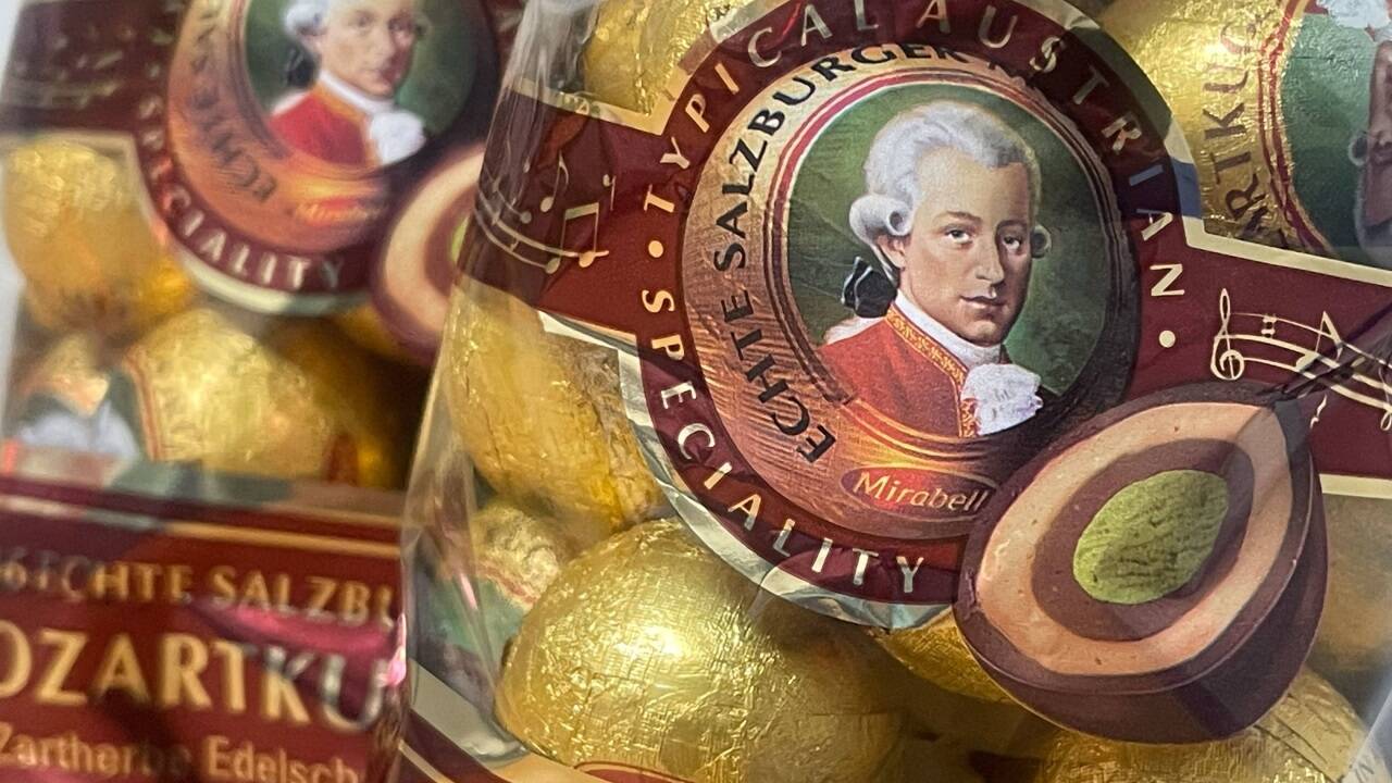 International bekannt, die Mirabell-Mozartkugel.  
