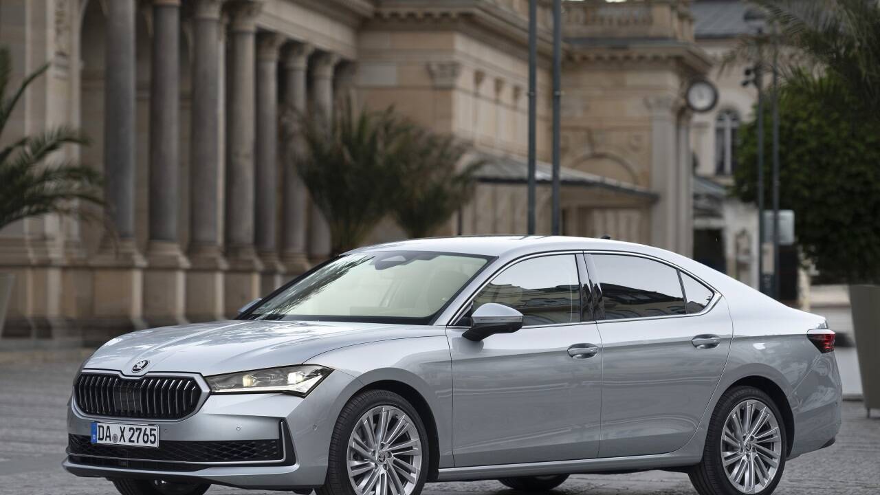 Bei der neuesten Version der Superb-Limousine steht alles im Zeichen des Raums: Viel Platz für die Insassen sowie im Kofferraum ist der bleibende Eindruck der ersten Testfahrt. 