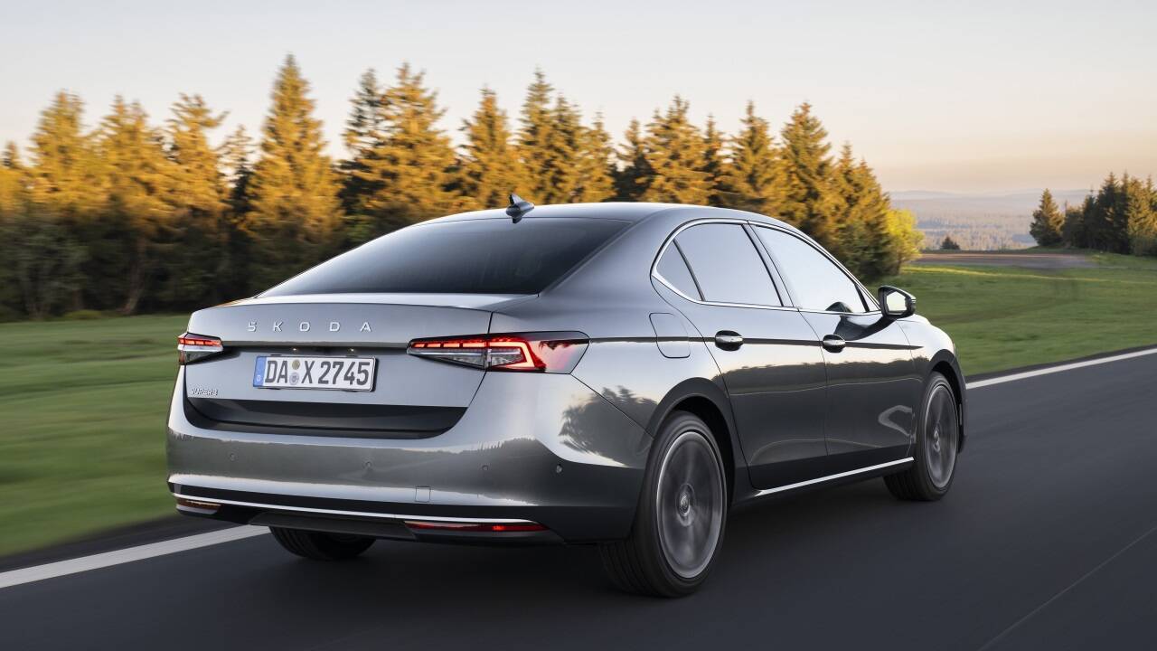 Bei der neuesten Version der Superb-Limousine steht alles im Zeichen des Raums: Viel Platz für die Insassen sowie im Kofferraum ist der bleibende Eindruck der ersten Testfahrt. 