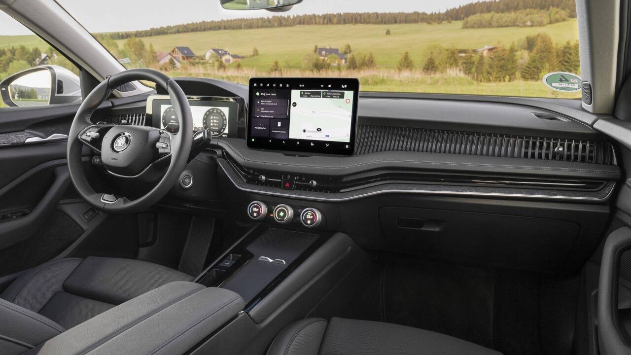 Bei der neuesten Version der Superb-Limousine steht alles im Zeichen des Raums: Viel Platz für die Insassen sowie im Kofferraum ist der bleibende Eindruck der ersten Testfahrt. 