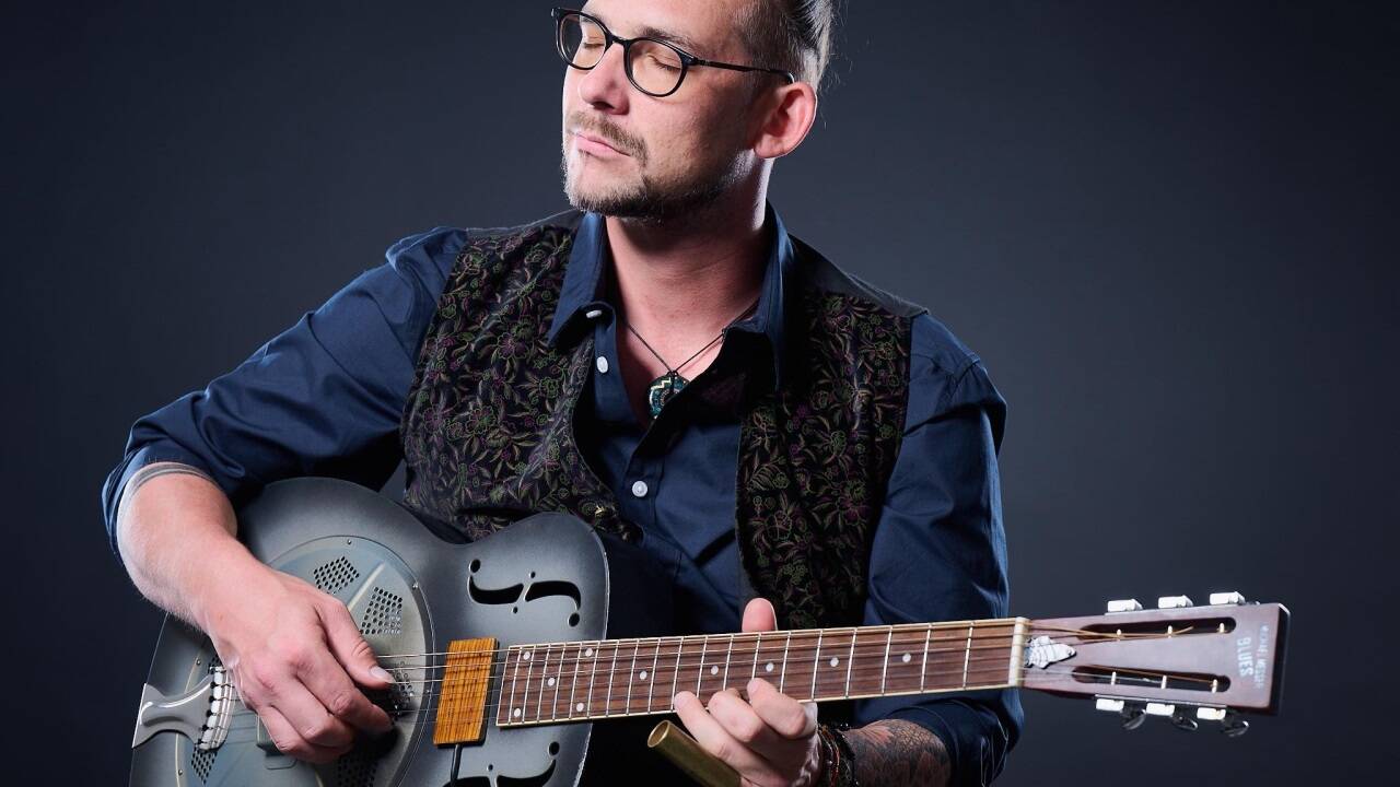 Von der Antarktis bis zur Arktis führte Chris May seine Arbeit als Berufsmusiker bereits. Im Studio in Salzburg nimmt er gerade sein viertes Album auf.  Von der Antarktis bis zur Arktis führte Chris May seine Arbeit als Berufsmusiker bereits. Im Studio in Salzburg nimmt er gerade sein viertes Album auf.
