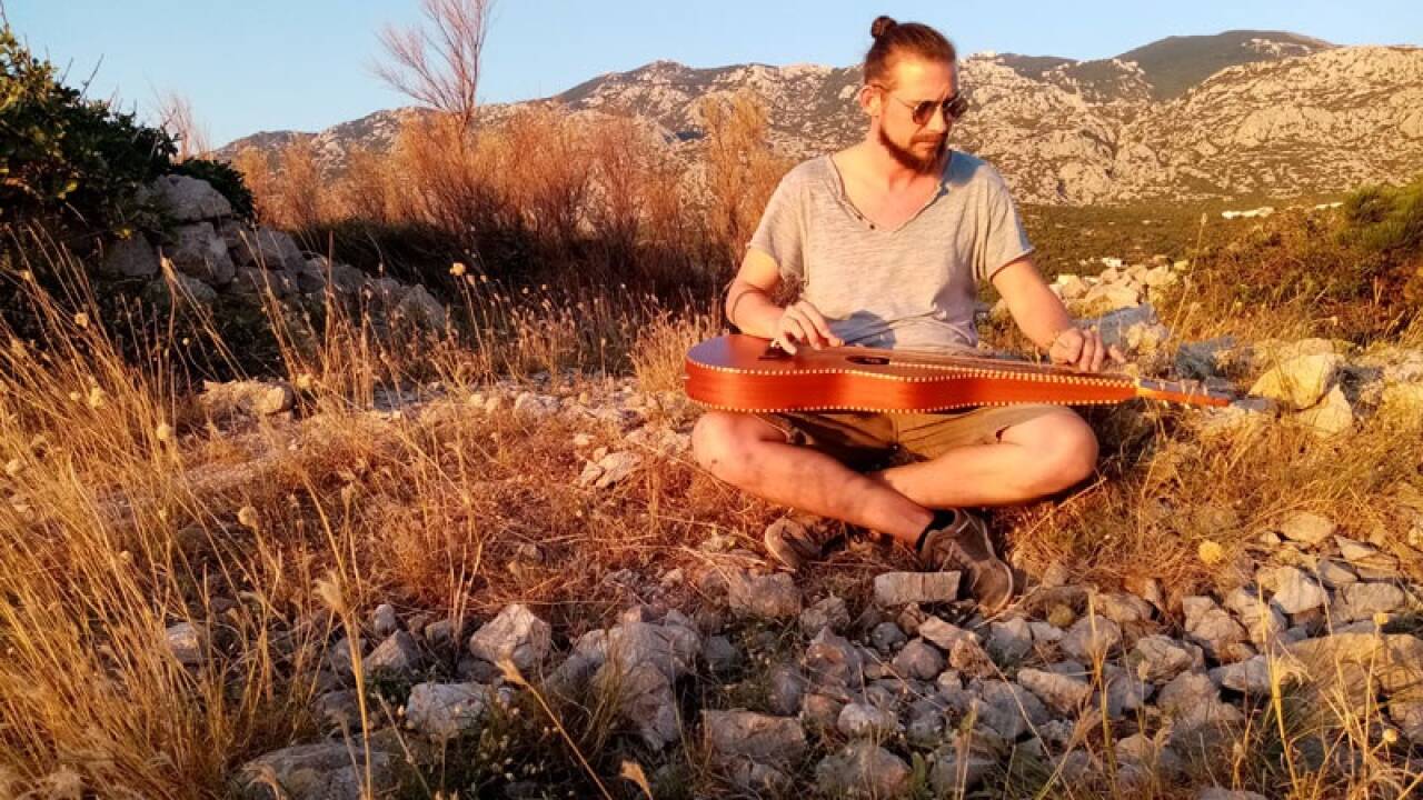 Seine Reisen und die Natur sind Chris May Inspiration für seine Songs.  Seine Reisen und die Natur sind Chris May Inspiration für seine Songs.