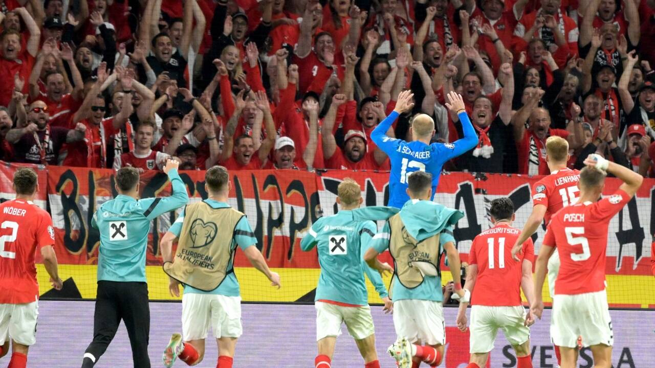 Fangesänge und Stadionhits gehören zum Fußball dazu (das Bild zeigt den Jubel von ÖFB-Team und -Fans im Zuge der Qualifikation für die EM 2024 in Deutschland). 