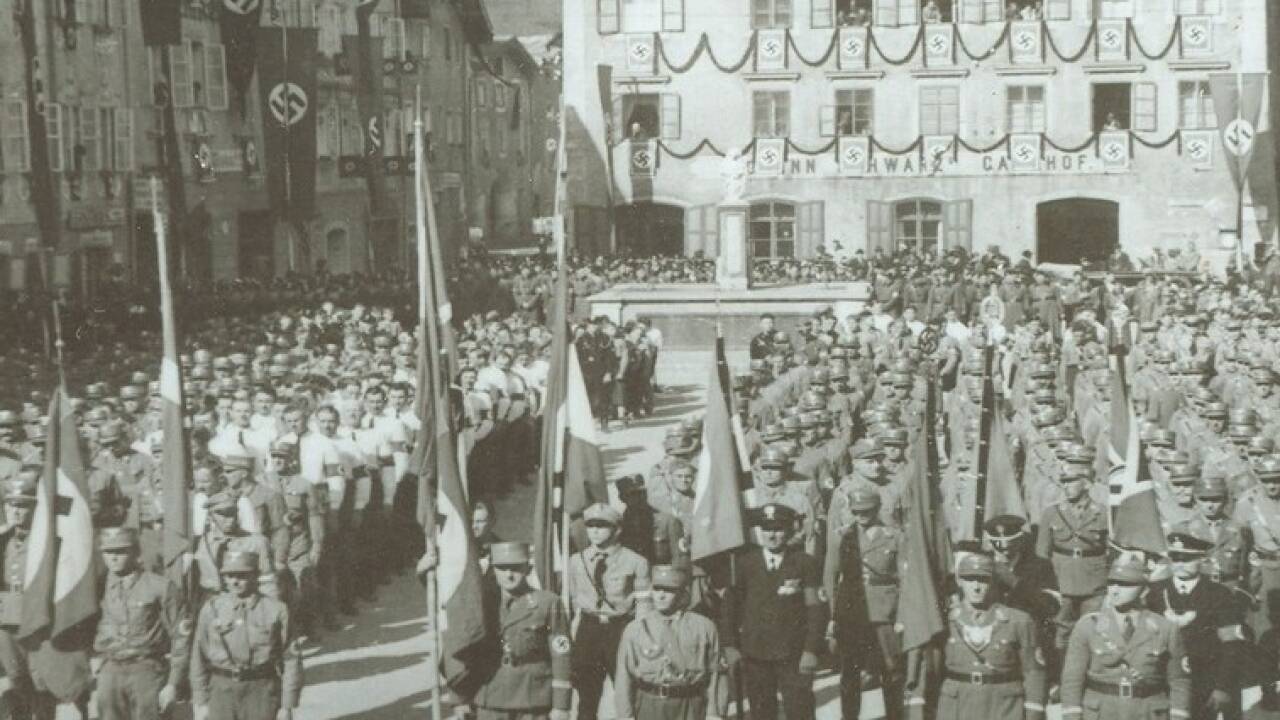 Mit Massenaufmärschen sorgte das Nazi-Regime für Gleichschaltung, wie hier 1938 oder 1939 auf dem Kornsteinplatz in Hallein bei einem überregionalen Aufmarsch von Abordnungen der Sturmabteilung (SA). 