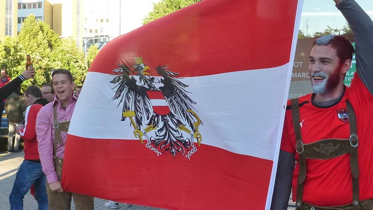 Österreichische Fußballfans in voller Vorfreude. Österreichische Fußballfans in voller Vorfreude.